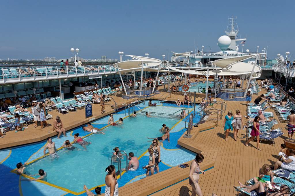 DSC00608a_raw.jpg - Pool auf der "Majesty of the Seas"